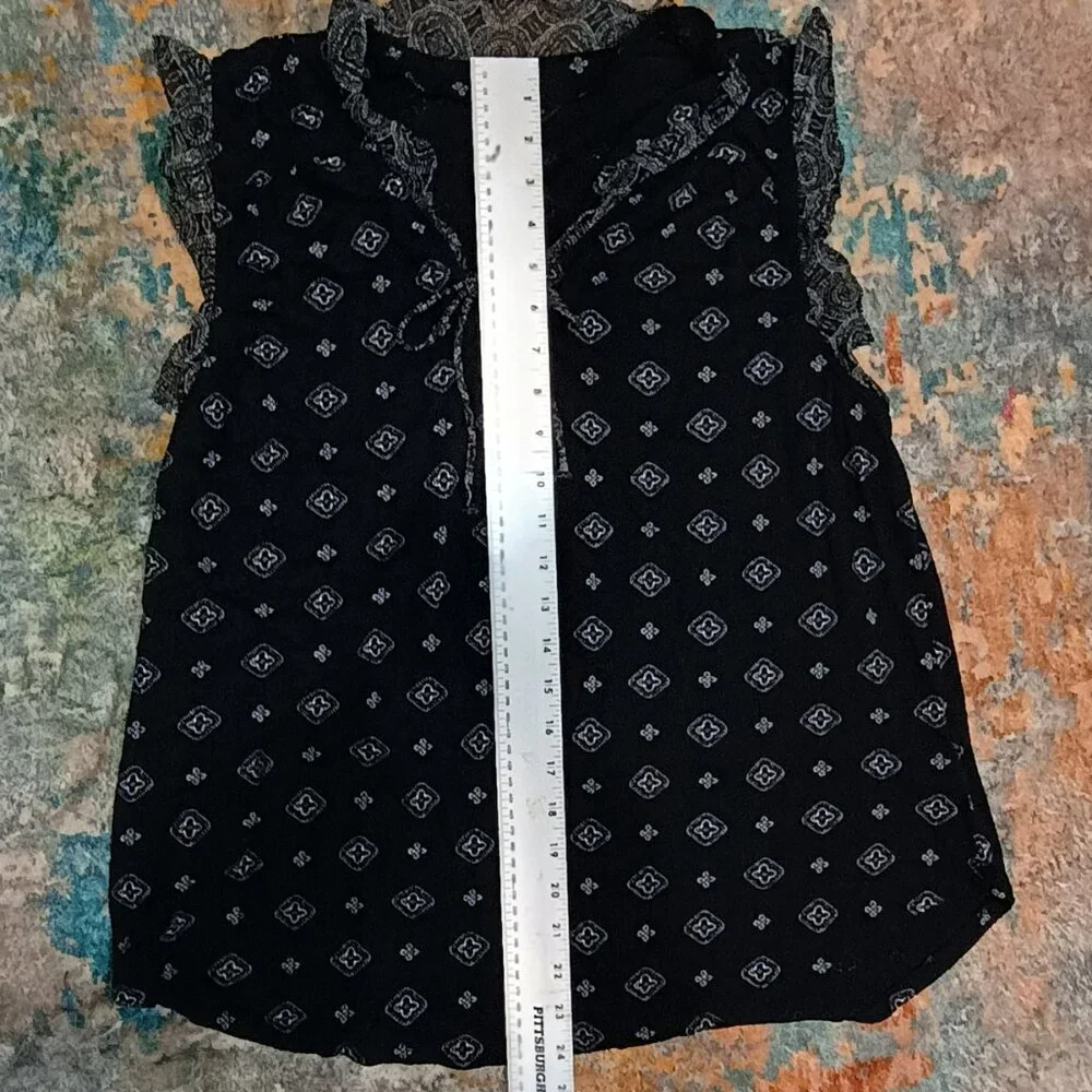 Casual Lucky brand mixed media short, ruffled sleeve and vneck  blouse size L - Picture 8 of 9